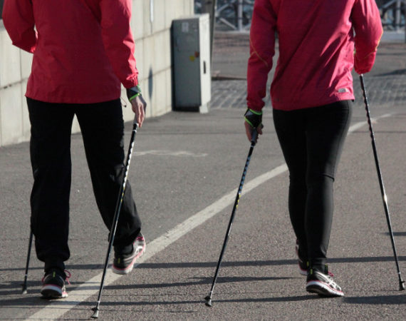 Die richtige Länge des Nordic Walking Stocks bestimmen